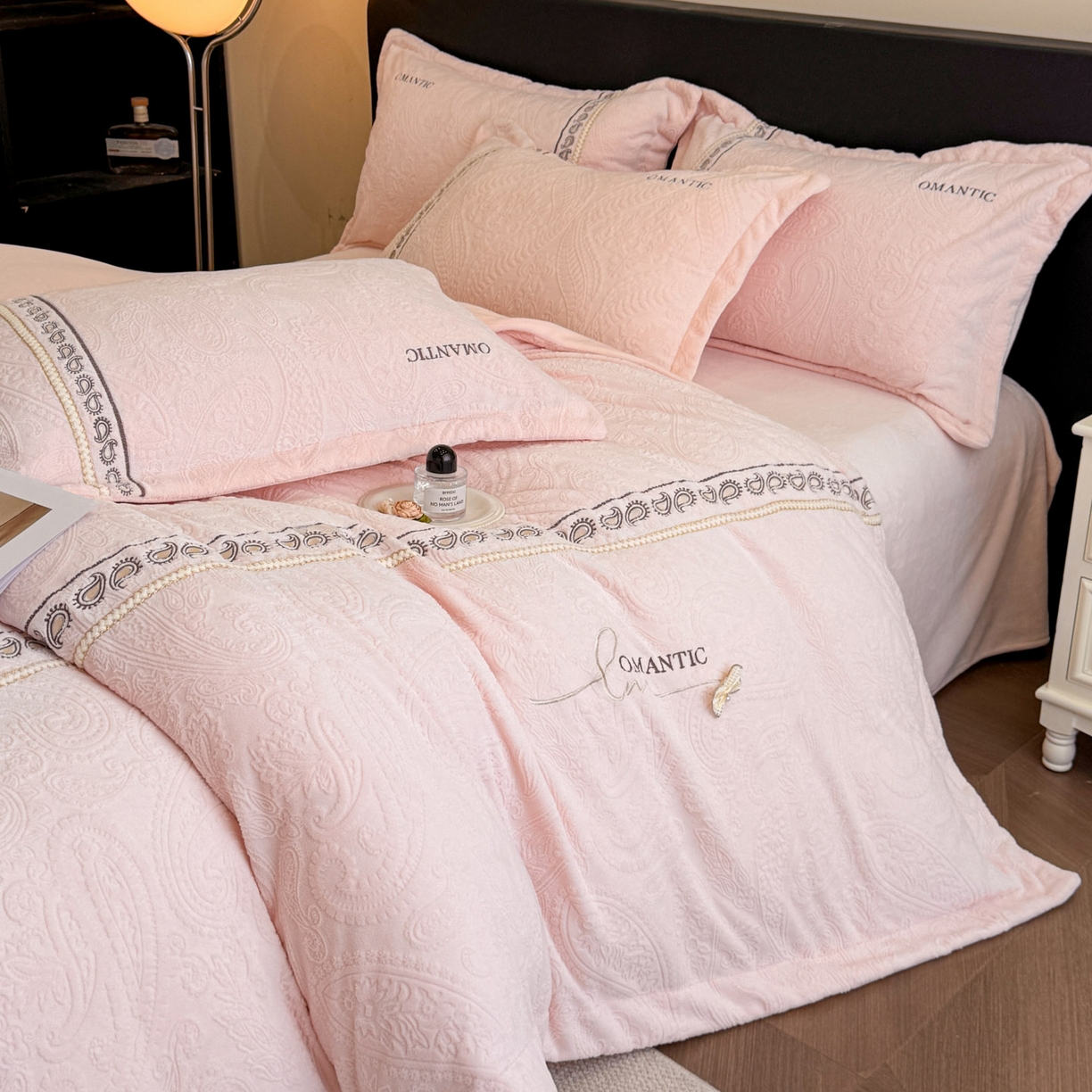 91家纺网 家纺一手货源 找家纺 慕木家纺 2025新款A类高克重高端雕花绒工艺款刺绣拼接四件套锦绣芳华系列（直播热款）提供买家秀 锦绣芳华-玉粉