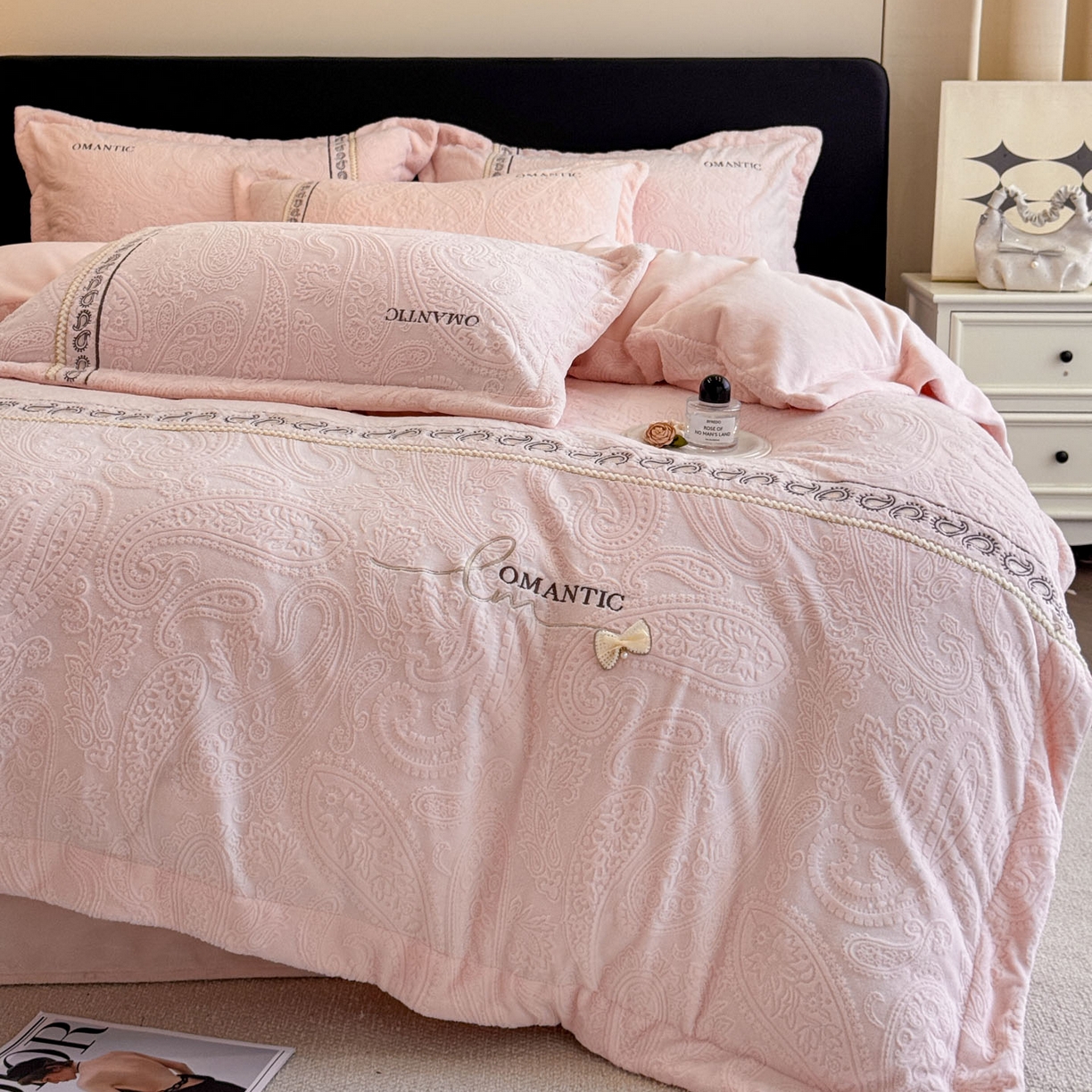 91家纺网 家纺一手货源 找家纺 慕木家纺 2025新款A类高克重高端雕花绒工艺款刺绣拼接四件套锦绣芳华系列（直播热款）提供买家秀 锦绣芳华-玉粉