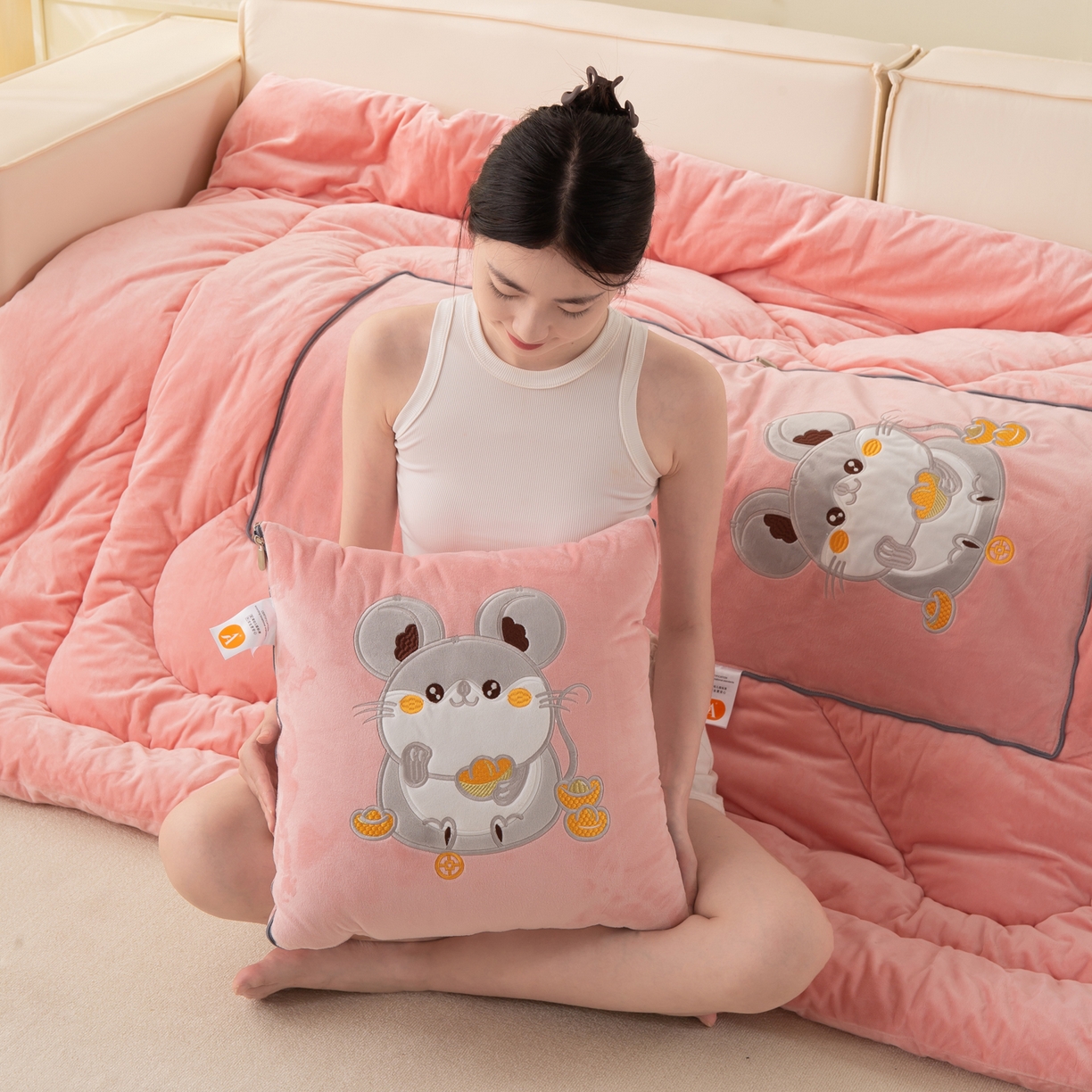 91家纺网 家纺一手货源 找家纺 多今家纺 2025新款加厚婴儿绒贴布刺绣抱枕被子-鼠我有钱系列 鼠我有钱-薄荷粉