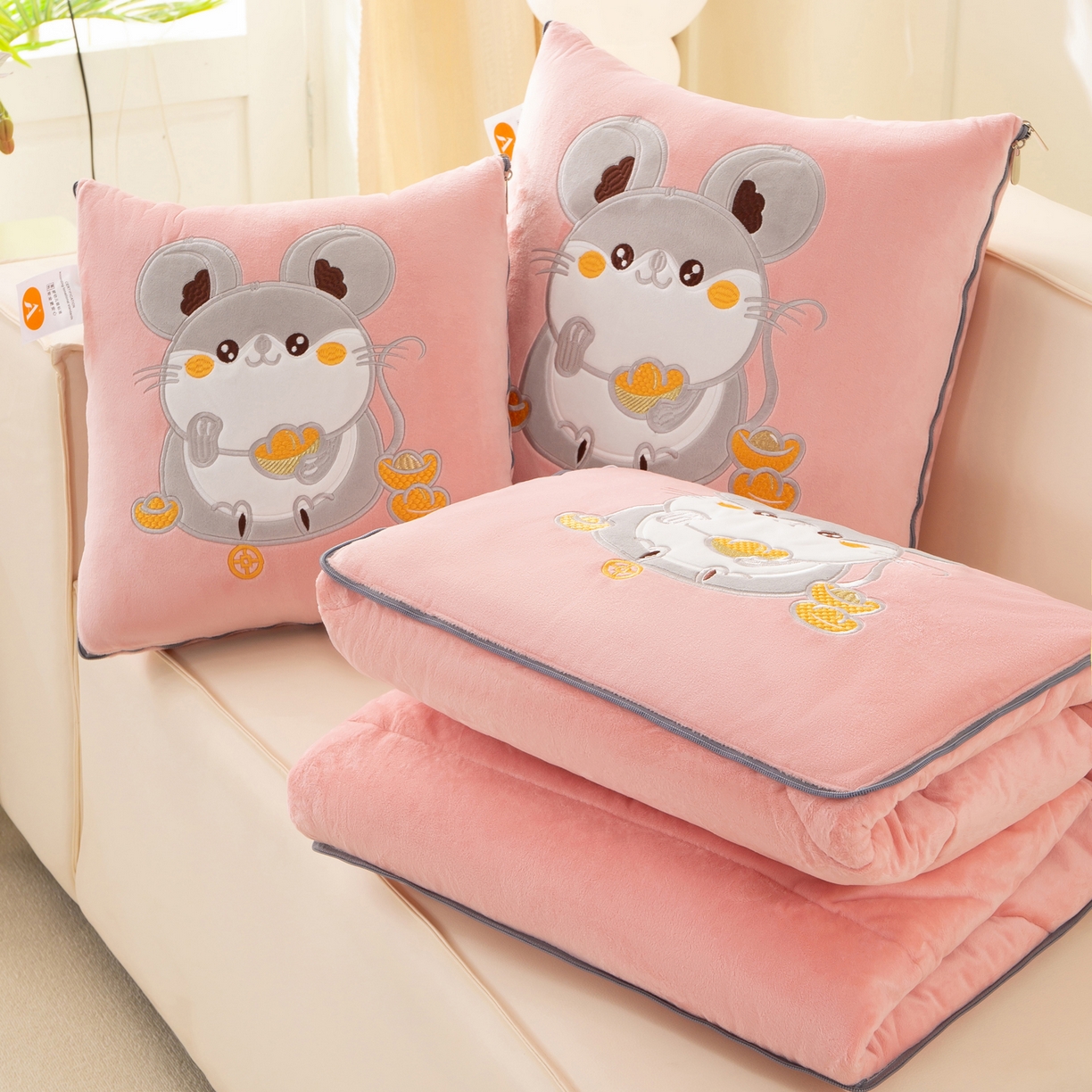 91家纺网 家纺一手货源 找家纺 多今家纺 2025新款加厚婴儿绒贴布刺绣抱枕被子-鼠我有钱系列 鼠我有钱-薄荷粉