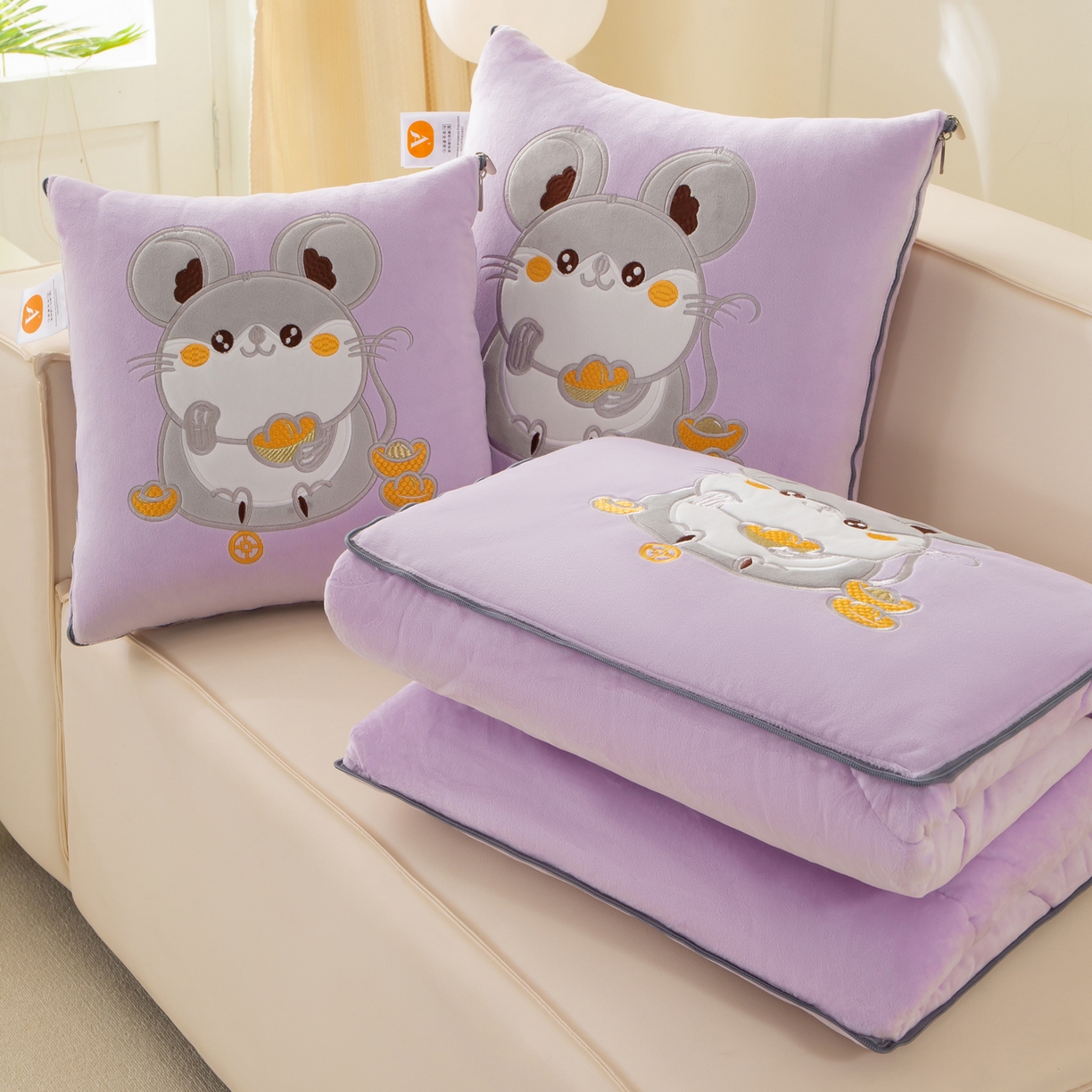 91家纺网 家纺一手货源 找家纺 多今家纺 2025新款加厚婴儿绒贴布刺绣抱枕被子-鼠我有钱系列 鼠我有钱-凤信紫