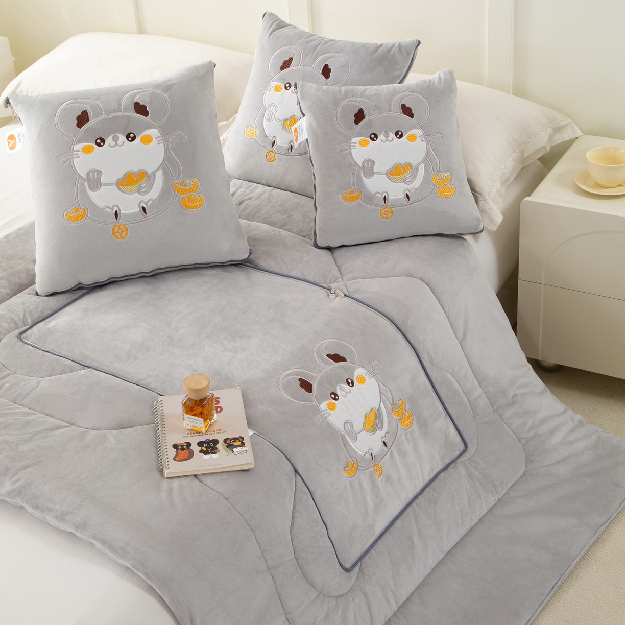91家纺网 家纺一手货源 找家纺 多今家纺 2025新款加厚婴儿绒贴布刺绣抱枕被子-鼠我有钱系列 鼠我有钱-浅灰