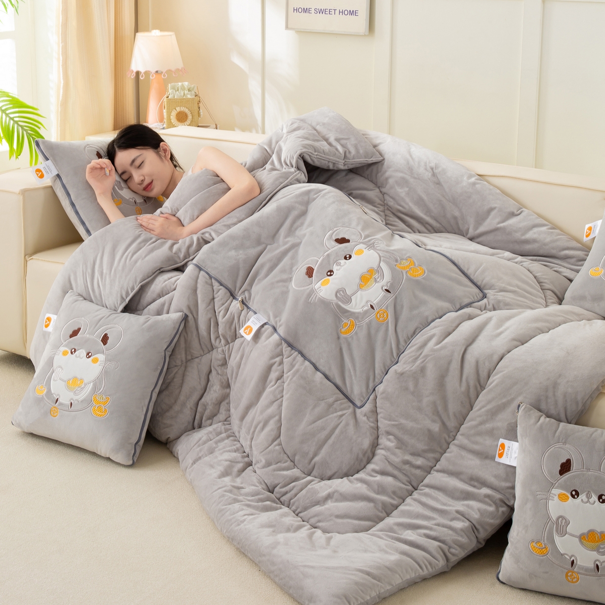 91家纺网 家纺一手货源 找家纺 多今家纺 2025新款加厚婴儿绒贴布刺绣抱枕被子-鼠我有钱系列 鼠我有钱-浅灰