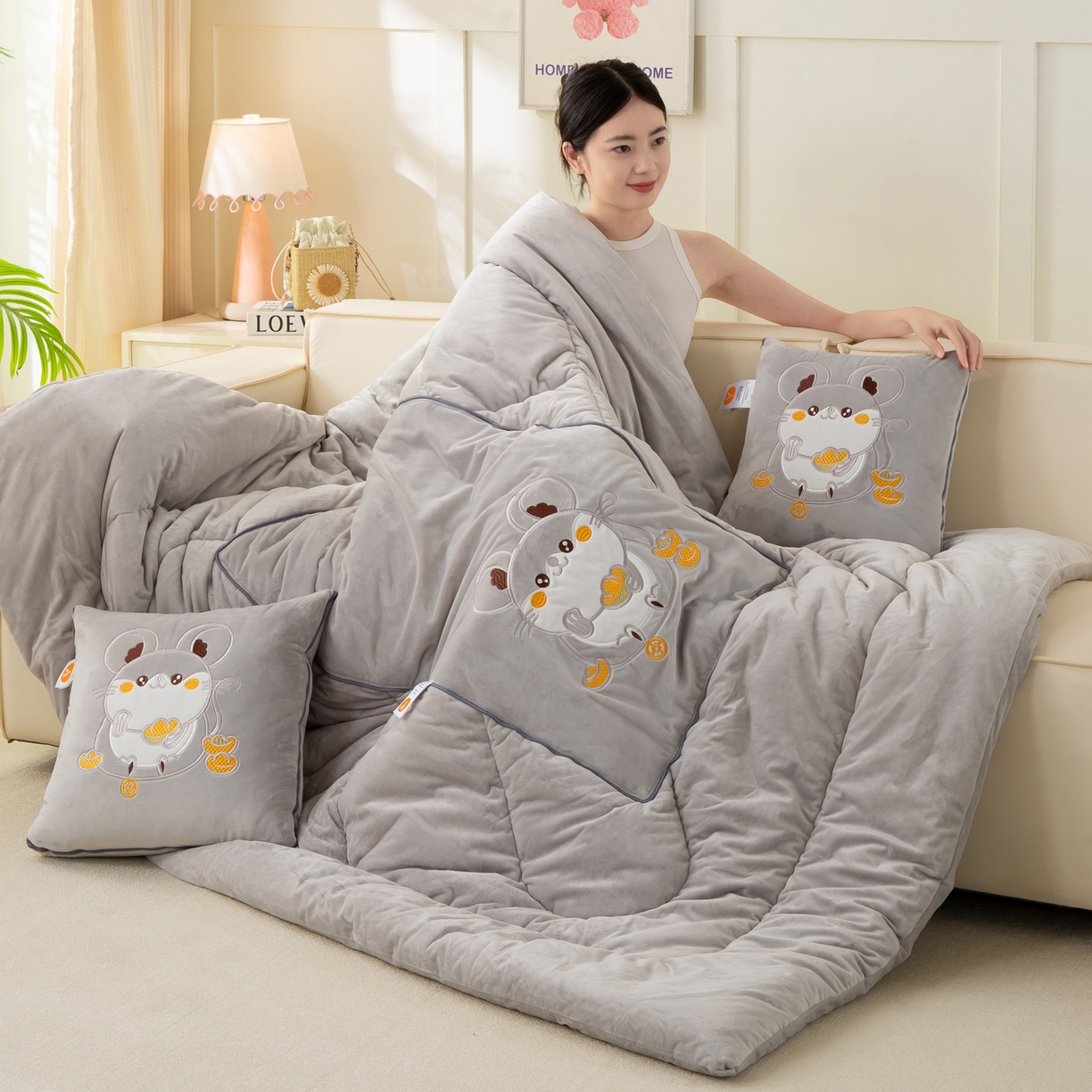 91家纺网 家纺一手货源 找家纺 多今家纺 2025新款加厚婴儿绒贴布刺绣抱枕被子-鼠我有钱系列 鼠我有钱-浅灰