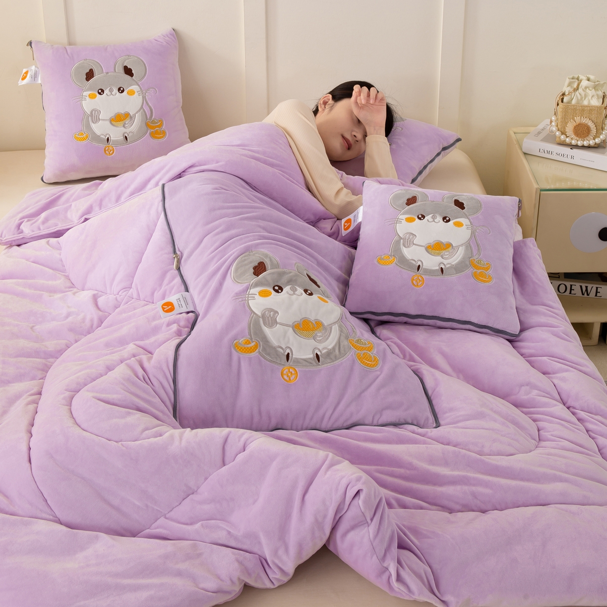 91家纺网 家纺一手货源 找家纺 多今家纺 2025新款加厚婴儿绒贴布刺绣抱枕被子-鼠我有钱系列 鼠我有钱-凤信紫