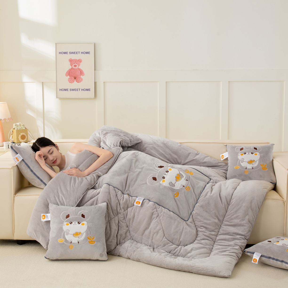 91家纺网 家纺一手货源 找家纺 多今家纺 2025新款加厚婴儿绒贴布刺绣抱枕被子-鼠我有钱系列 鼠我有钱-浅灰