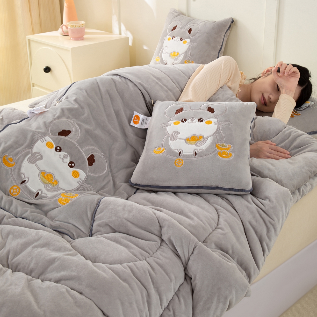 91家纺网 家纺一手货源 找家纺 多今家纺 2025新款加厚婴儿绒贴布刺绣抱枕被子-鼠我有钱系列 鼠我有钱-浅灰