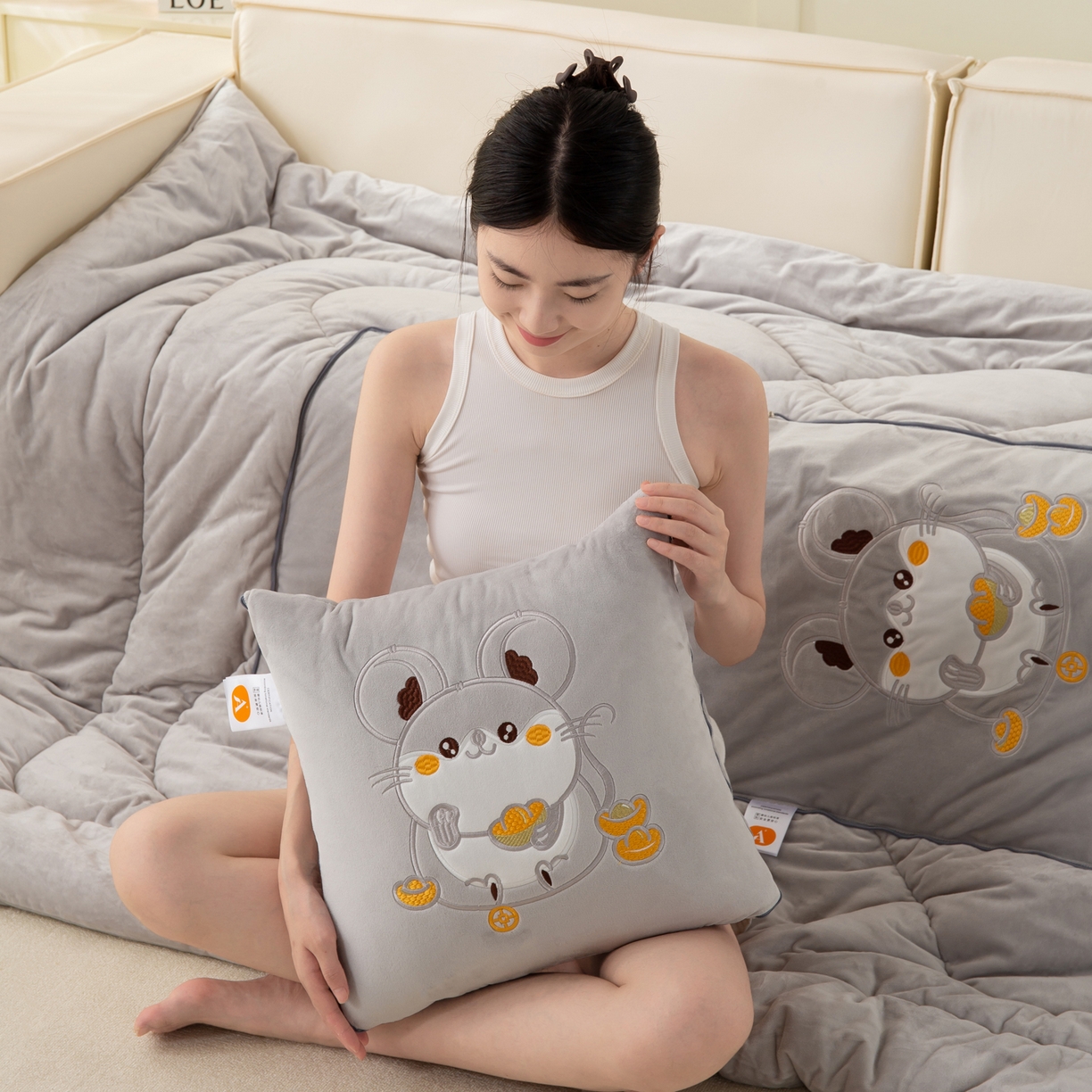91家纺网 家纺一手货源 找家纺 多今家纺 2025新款加厚婴儿绒贴布刺绣抱枕被子-鼠我有钱系列 鼠我有钱-浅灰