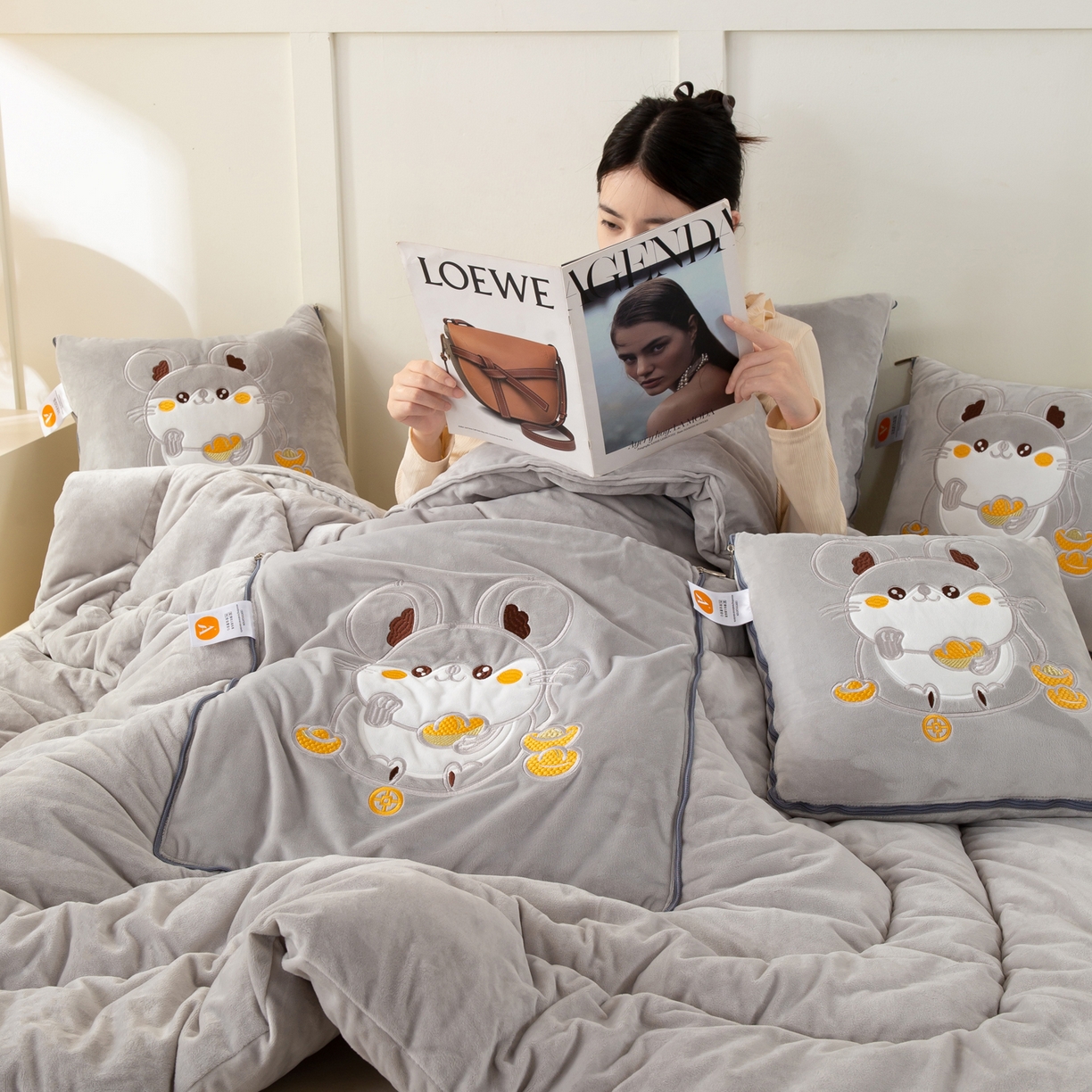 91家纺网 家纺一手货源 找家纺 多今家纺 2025新款加厚婴儿绒贴布刺绣抱枕被子-鼠我有钱系列 鼠我有钱-浅灰