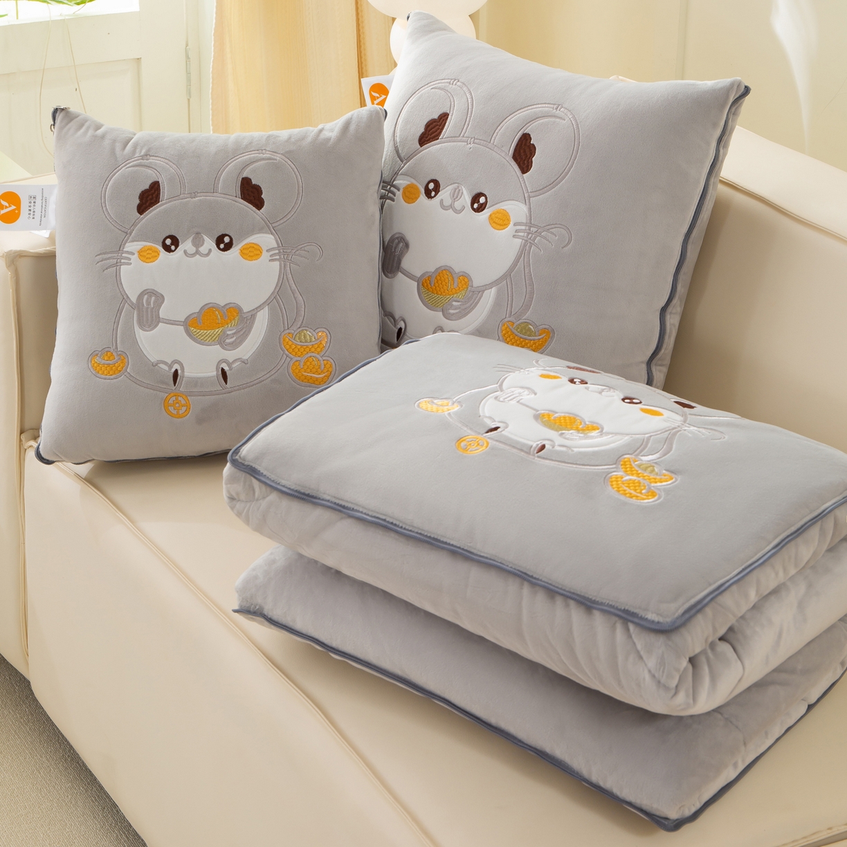 91家纺网 家纺一手货源 找家纺 多今家纺 2025新款加厚婴儿绒贴布刺绣抱枕被子-鼠我有钱系列 鼠我有钱-浅灰