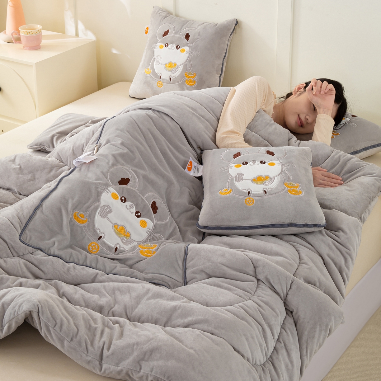 91家纺网 家纺一手货源 找家纺 多今家纺 2025新款加厚婴儿绒贴布刺绣抱枕被子-鼠我有钱系列 鼠我有钱-浅灰