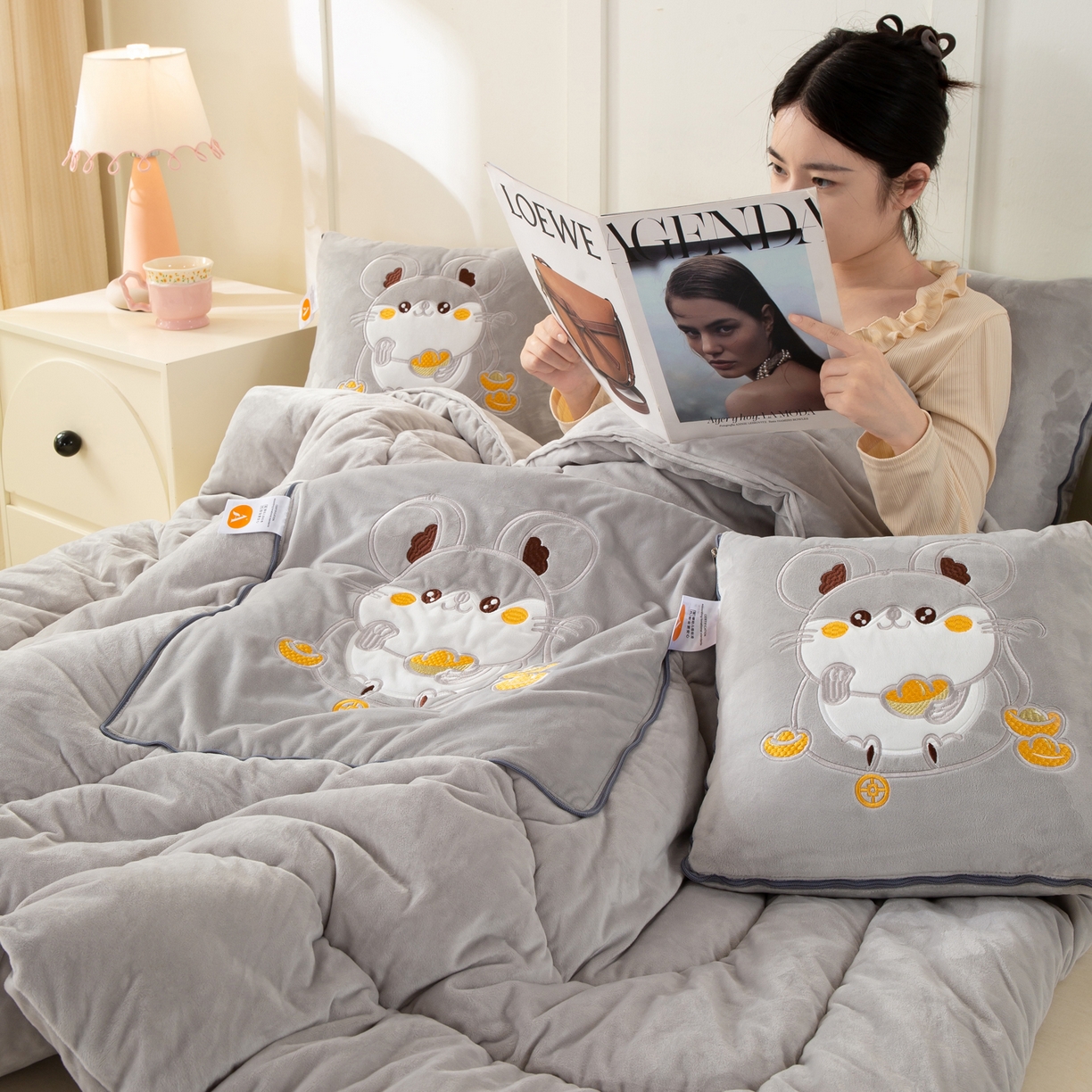 91家纺网 家纺一手货源 找家纺 多今家纺 2025新款加厚婴儿绒贴布刺绣抱枕被子-鼠我有钱系列 鼠我有钱-浅灰