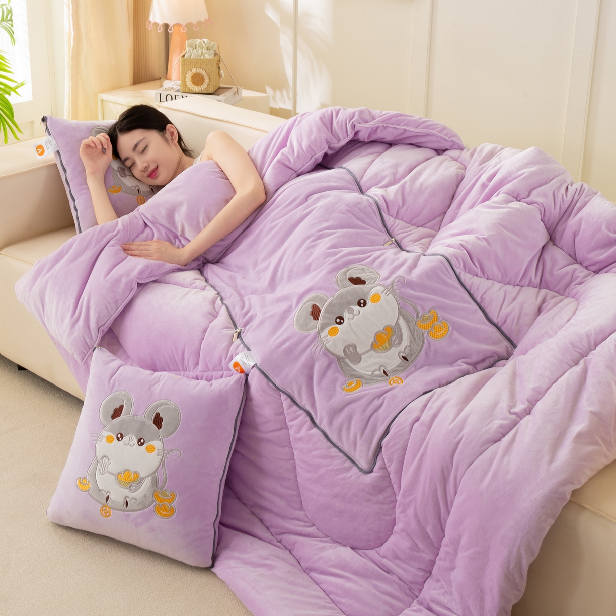 91家纺网 家纺一手货源 找家纺 多今家纺 2025新款加厚婴儿绒贴布刺绣抱枕被子-鼠我有钱系列 鼠我有钱-凤信紫