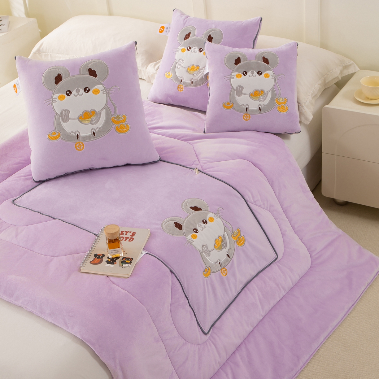 91家纺网 家纺一手货源 找家纺 多今家纺 2025新款加厚婴儿绒贴布刺绣抱枕被子-鼠我有钱系列 鼠我有钱-凤信紫