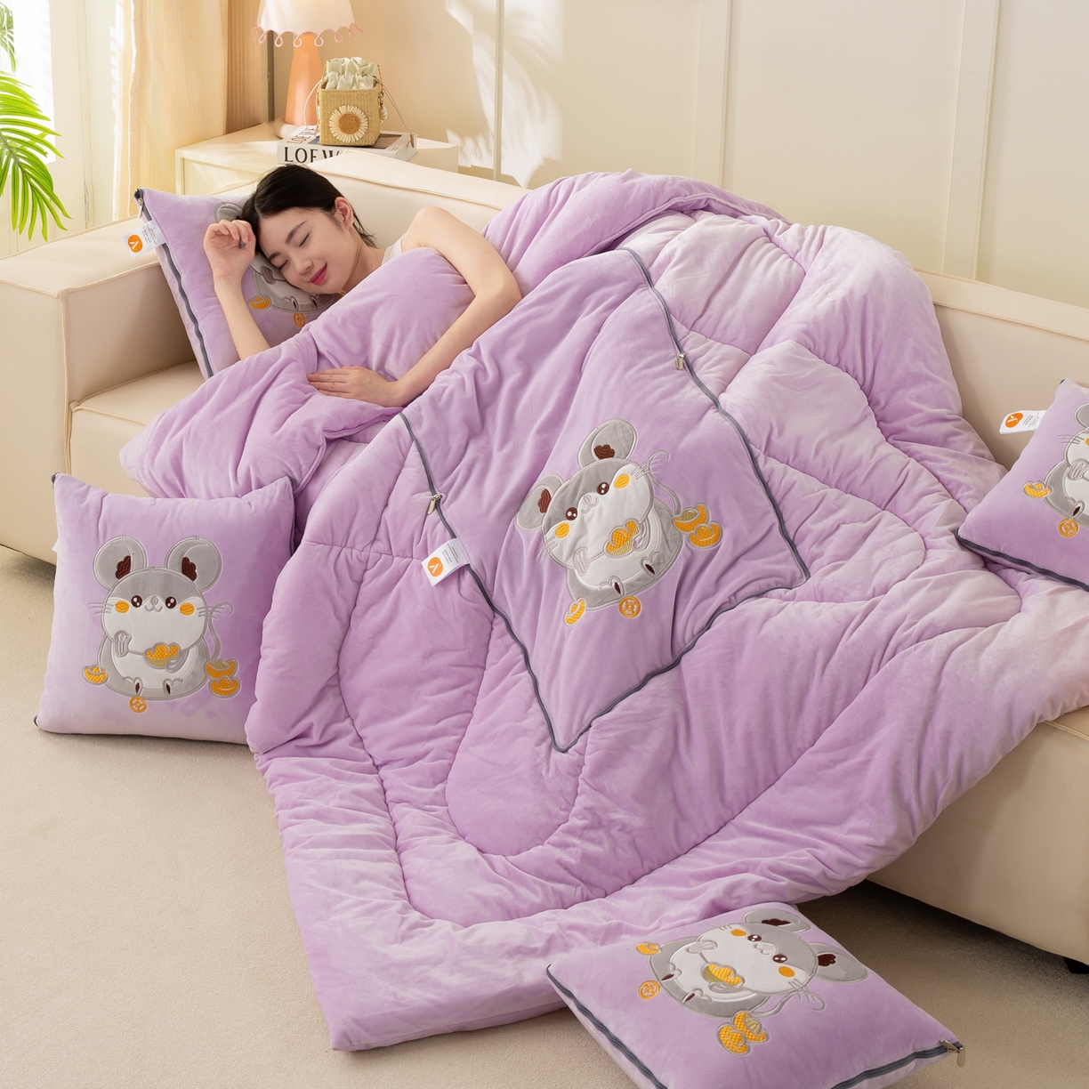 91家纺网 家纺一手货源 找家纺 多今家纺 2025新款加厚婴儿绒贴布刺绣抱枕被子-鼠我有钱系列 鼠我有钱-凤信紫