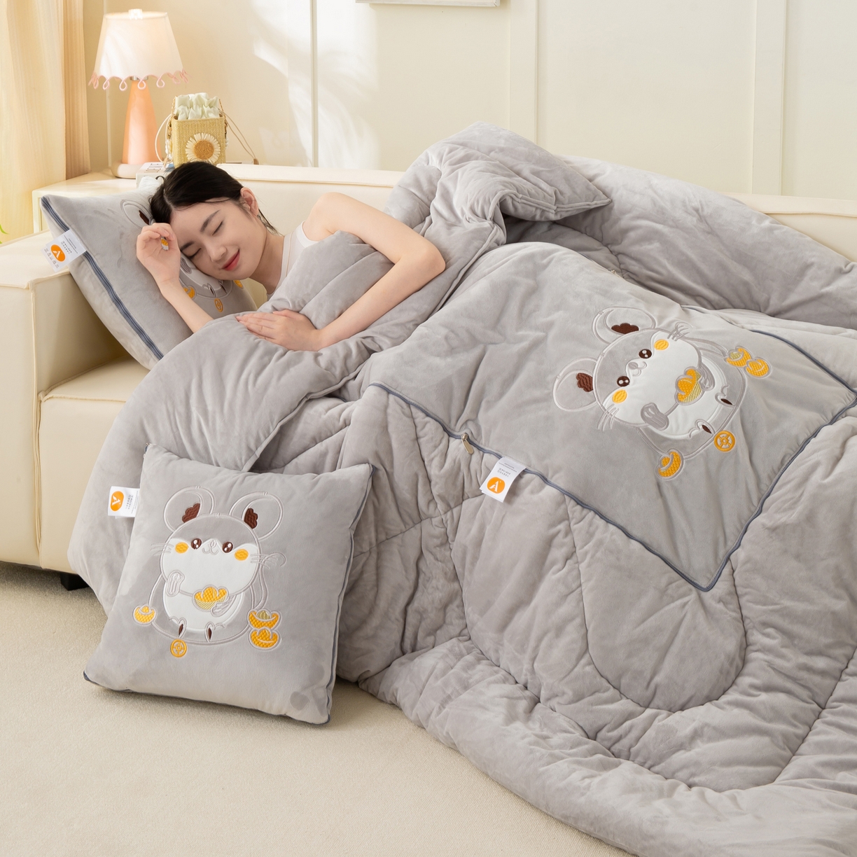 91家纺网 家纺一手货源 找家纺 多今家纺 2025新款加厚婴儿绒贴布刺绣抱枕被子-鼠我有钱系列 鼠我有钱-浅灰