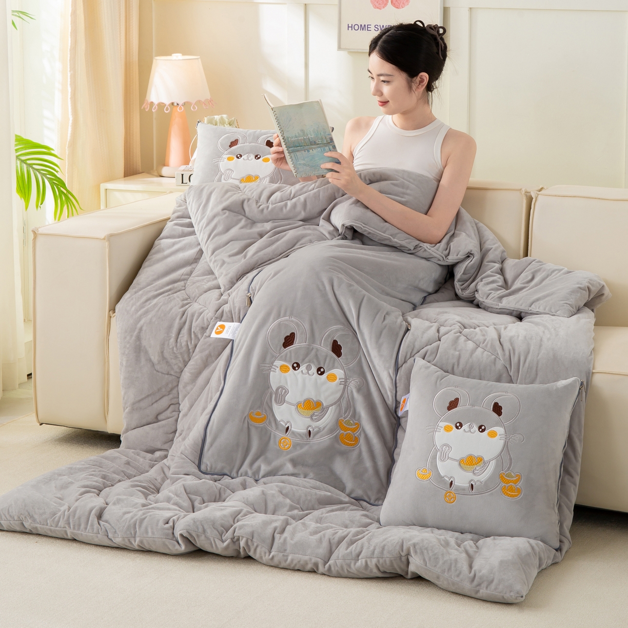 91家纺网 家纺一手货源 找家纺 多今家纺 2025新款加厚婴儿绒贴布刺绣抱枕被子-鼠我有钱系列 鼠我有钱-浅灰