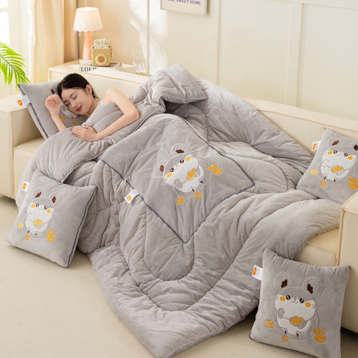 91家纺网 家纺一手货源 找家纺 多今家纺 2025新款加厚婴儿绒贴布刺绣抱枕被子-鼠我有钱系列 鼠我有钱-浅灰