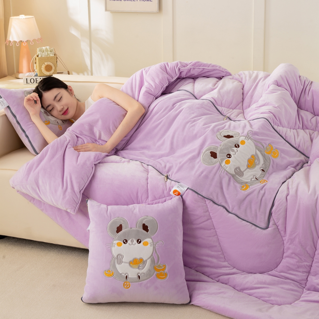 91家纺网 家纺一手货源 找家纺 多今家纺 2025新款加厚婴儿绒贴布刺绣抱枕被子-鼠我有钱系列 鼠我有钱-凤信紫