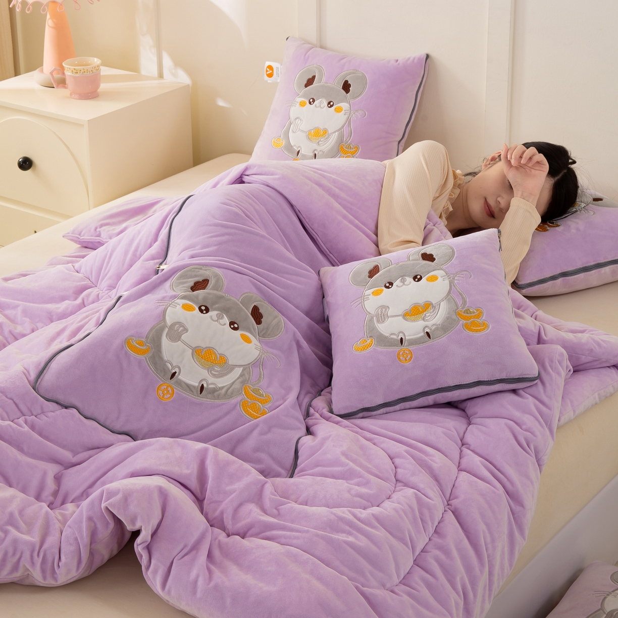 91家纺网 家纺一手货源 找家纺 多今家纺 2025新款加厚婴儿绒贴布刺绣抱枕被子-鼠我有钱系列 鼠我有钱-凤信紫