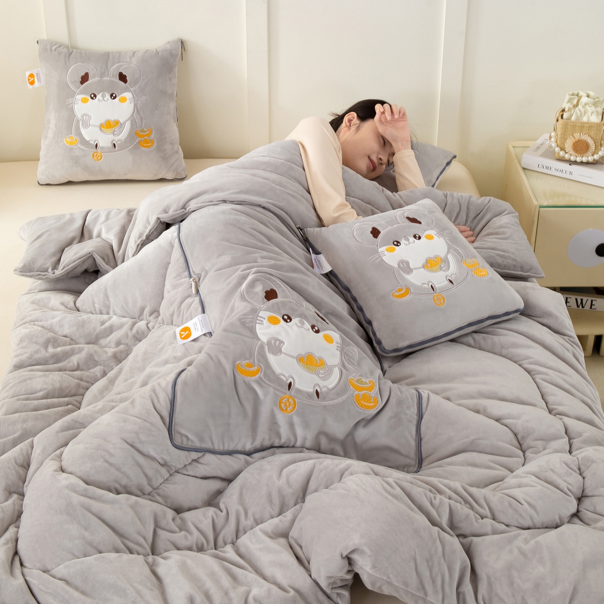 91家纺网 家纺一手货源 找家纺 多今家纺 2025新款加厚婴儿绒贴布刺绣抱枕被子-鼠我有钱系列 鼠我有钱-浅灰