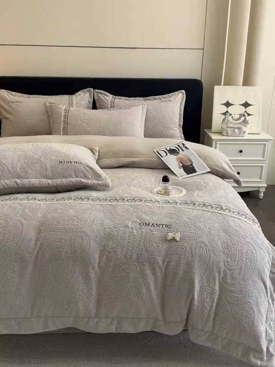 91家纺网 家纺一手货源 找家纺 慕木家纺 2025新款A类高克重高端雕花绒工艺款刺绣拼接四件套锦绣芳华系列（直播热款）提供买家秀 锦绣芳华-月岩灰