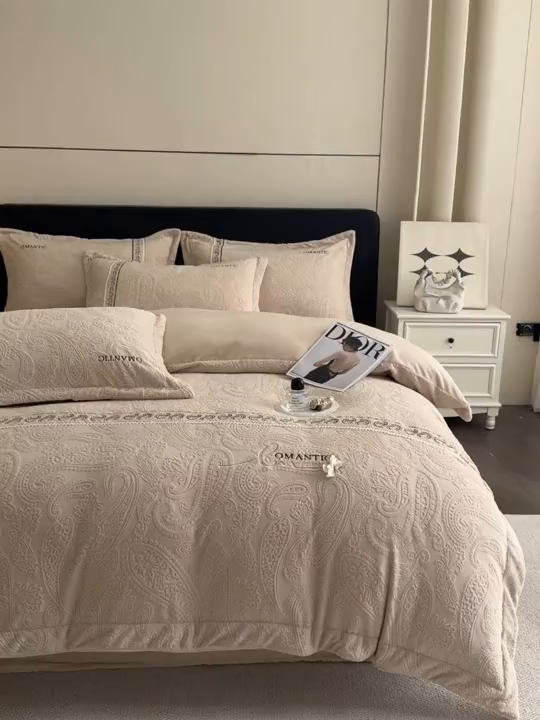 91家纺网 家纺一手货源 找家纺 慕木家纺 2025新款A类高克重高端雕花绒工艺款刺绣拼接四件套锦绣芳华系列（直播热款）提供买家秀 锦绣芳华-卡其