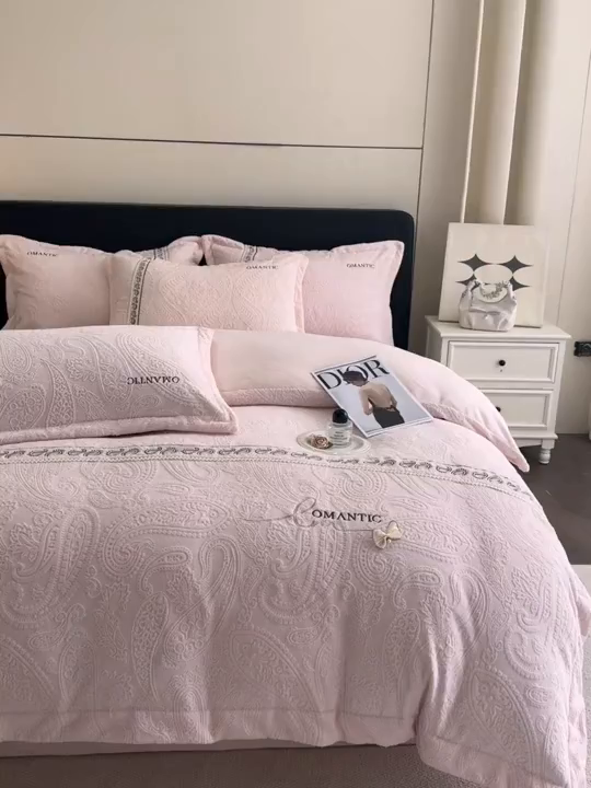 91家纺网 家纺一手货源 找家纺 慕木家纺 2025新款A类高克重高端雕花绒工艺款刺绣拼接四件套锦绣芳华系列（直播热款）提供买家秀 锦绣芳华-玉粉