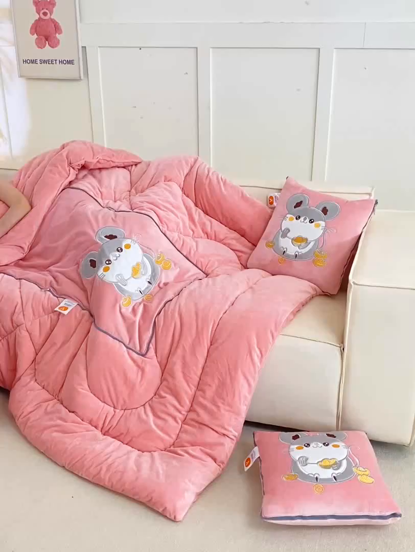 91家纺网 家纺一手货源 找家纺 多今家纺 2025新款加厚婴儿绒贴布刺绣抱枕被子-鼠我有钱系列 鼠我有钱-薄荷粉