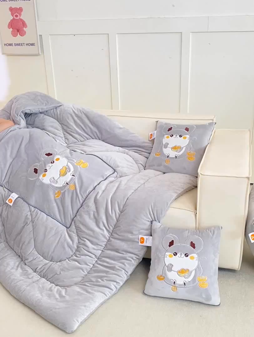91家纺网 家纺一手货源 找家纺 多今家纺 2025新款加厚婴儿绒贴布刺绣抱枕被子-鼠我有钱系列 鼠我有钱-浅灰