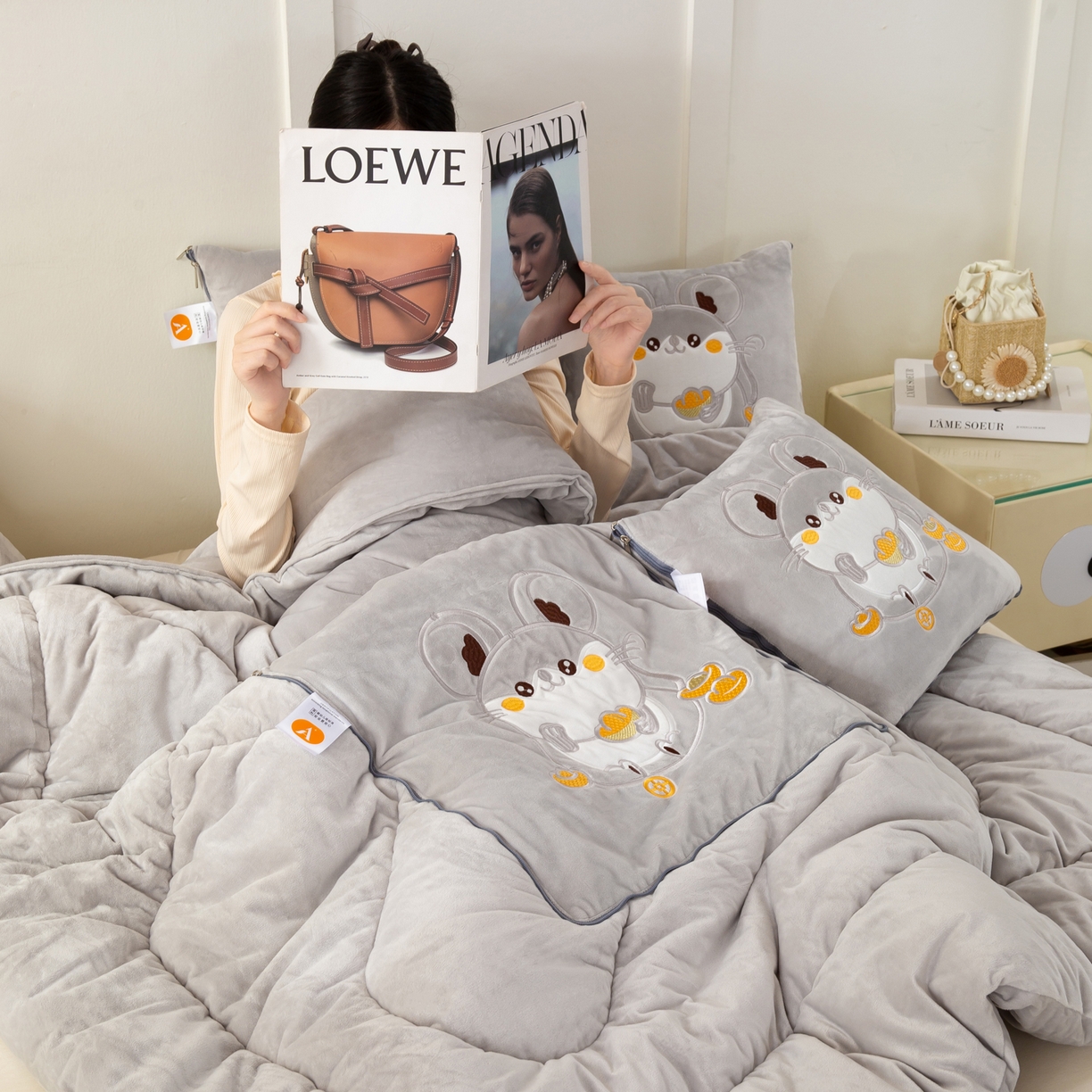 91家纺网 家纺一手货源 找家纺 多今家纺 2025新款加厚婴儿绒贴布刺绣抱枕被子-鼠我有钱系列 鼠我有钱-浅灰