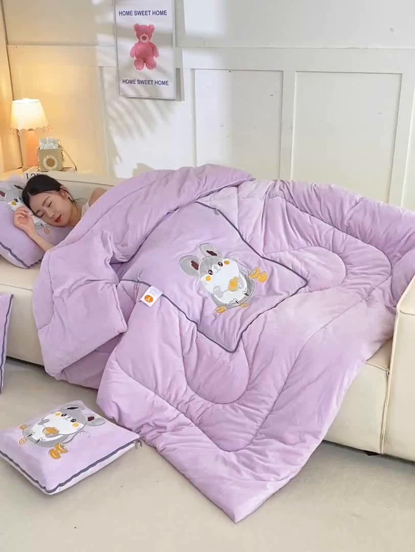 91家纺网 家纺一手货源 找家纺 多今家纺 2025新款加厚婴儿绒贴布刺绣抱枕被子-鼠我有钱系列 鼠我有钱-凤信紫