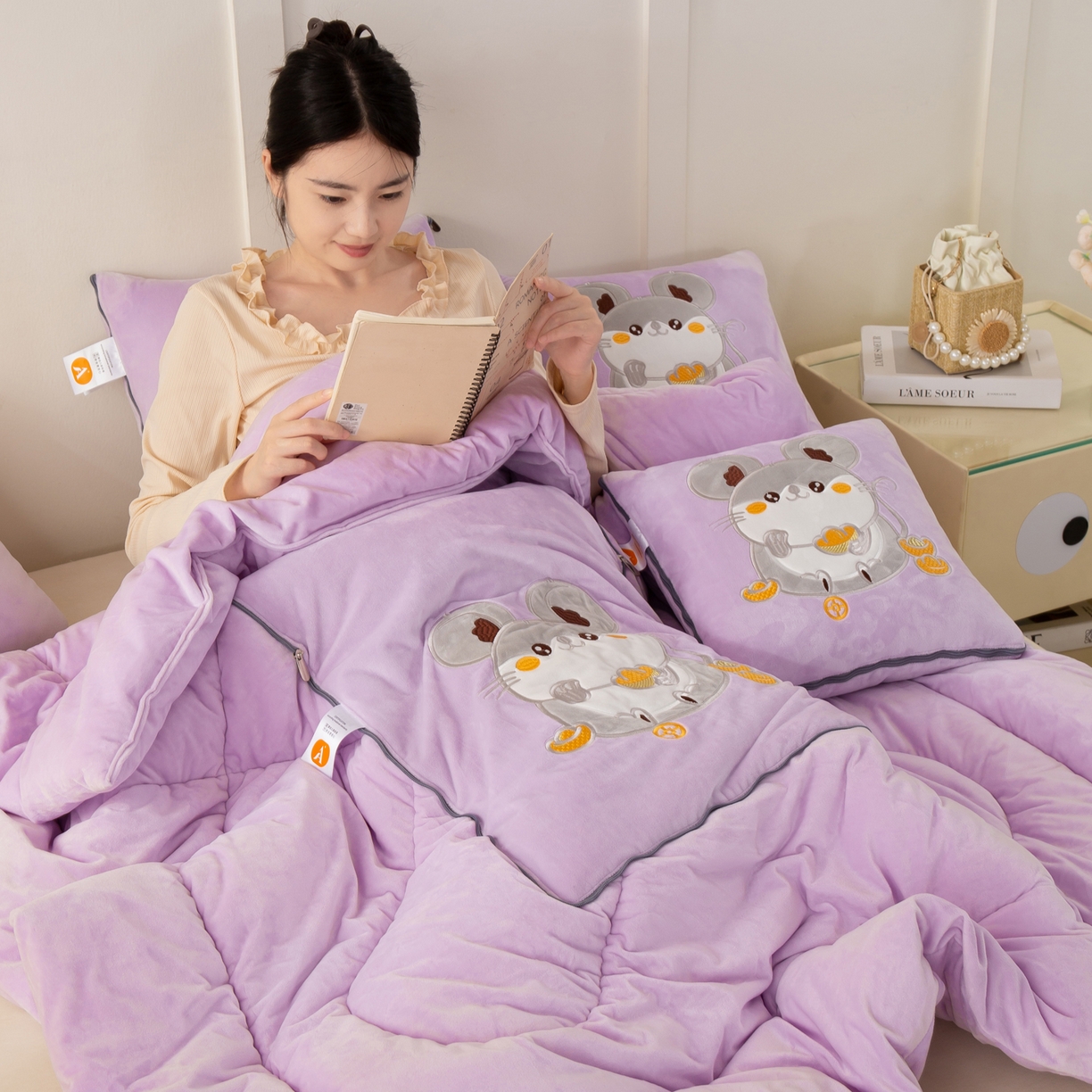 91家纺网 家纺一手货源 找家纺 多今家纺 2025新款加厚婴儿绒贴布刺绣抱枕被子-鼠我有钱系列 鼠我有钱-凤信紫