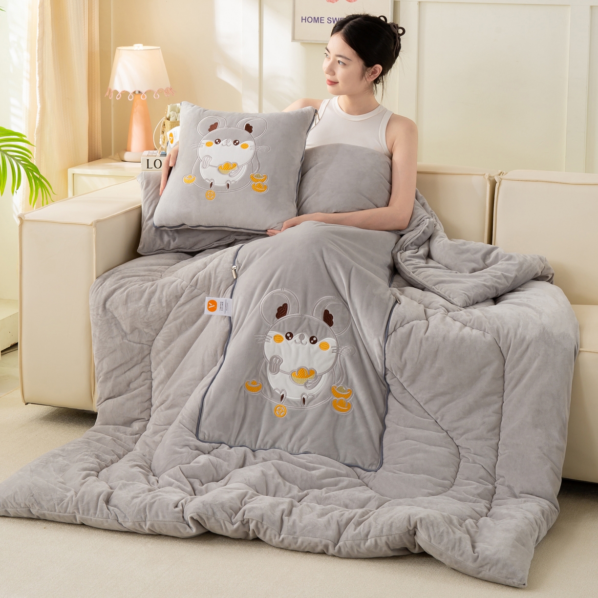 91家纺网 家纺一手货源 找家纺 多今家纺 2025新款加厚婴儿绒贴布刺绣抱枕被子-鼠我有钱系列 鼠我有钱-浅灰