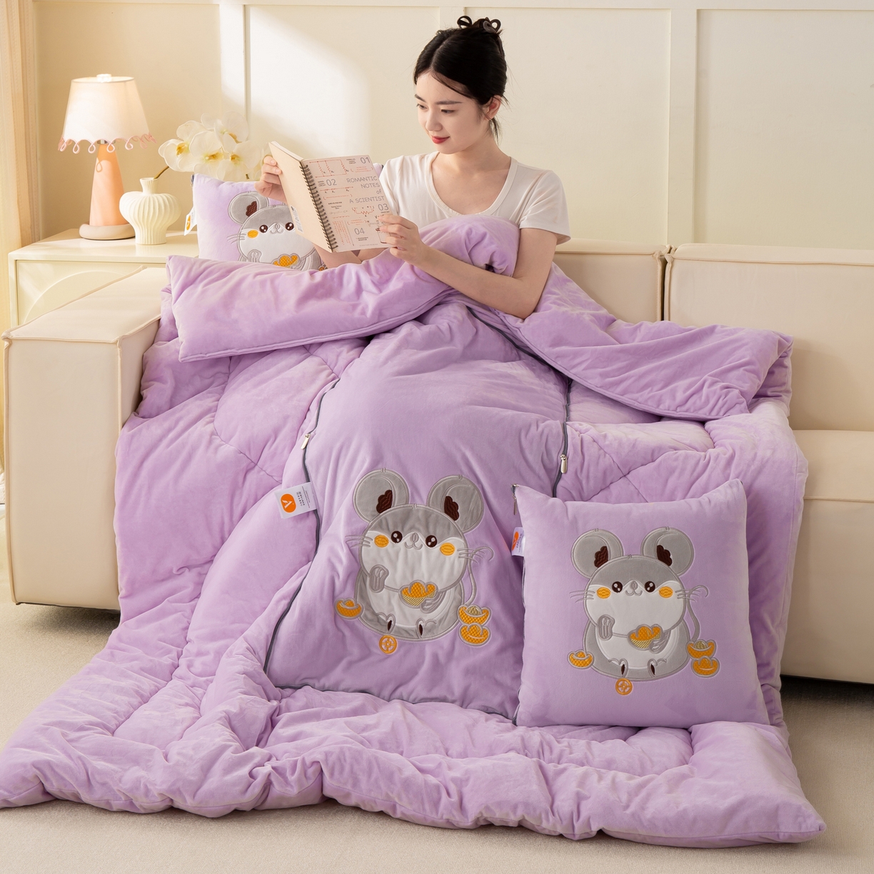 91家纺网 家纺一手货源 找家纺 多今家纺 2025新款加厚婴儿绒贴布刺绣抱枕被子-鼠我有钱系列 鼠我有钱-凤信紫