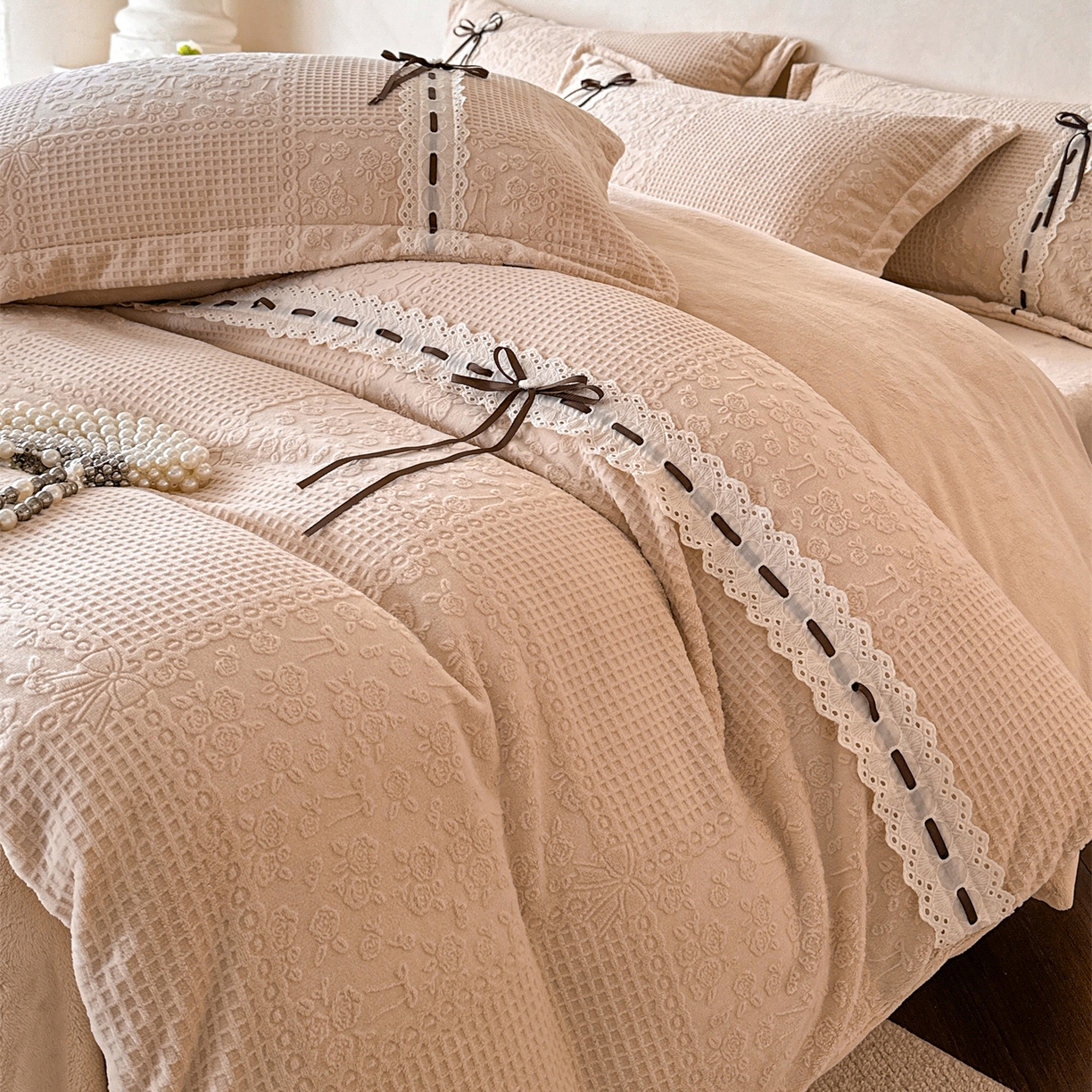 91家纺网 家纺一手货源 找家纺 慕木家纺 2025新款高端雕花公主风蝴蝶结工艺款四件套绿野仙踪系列（直播热款）提供买家秀 绿野仙踪-卡其