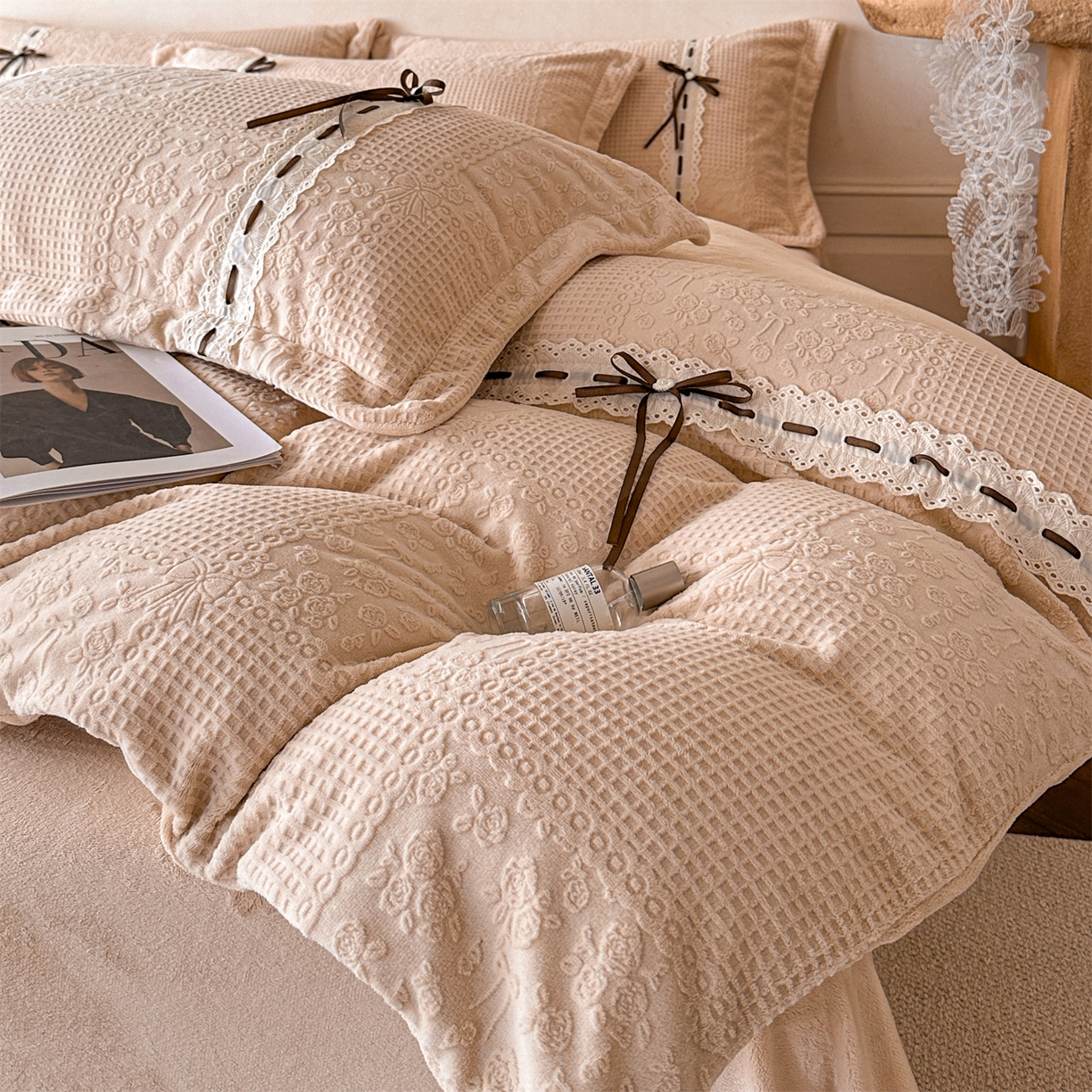 91家纺网 家纺一手货源 找家纺 慕木家纺 2025新款高端雕花公主风蝴蝶结工艺款四件套绿野仙踪系列（直播热款）提供买家秀 绿野仙踪-卡其