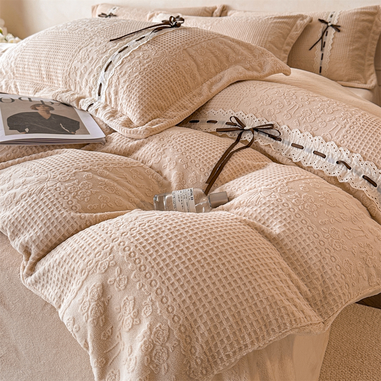 91家纺网 家纺一手货源 找家纺 慕木家纺 2025新款高端雕花公主风蝴蝶结工艺款四件套绿野仙踪系列（直播热款）提供买家秀 绿野仙踪-卡其