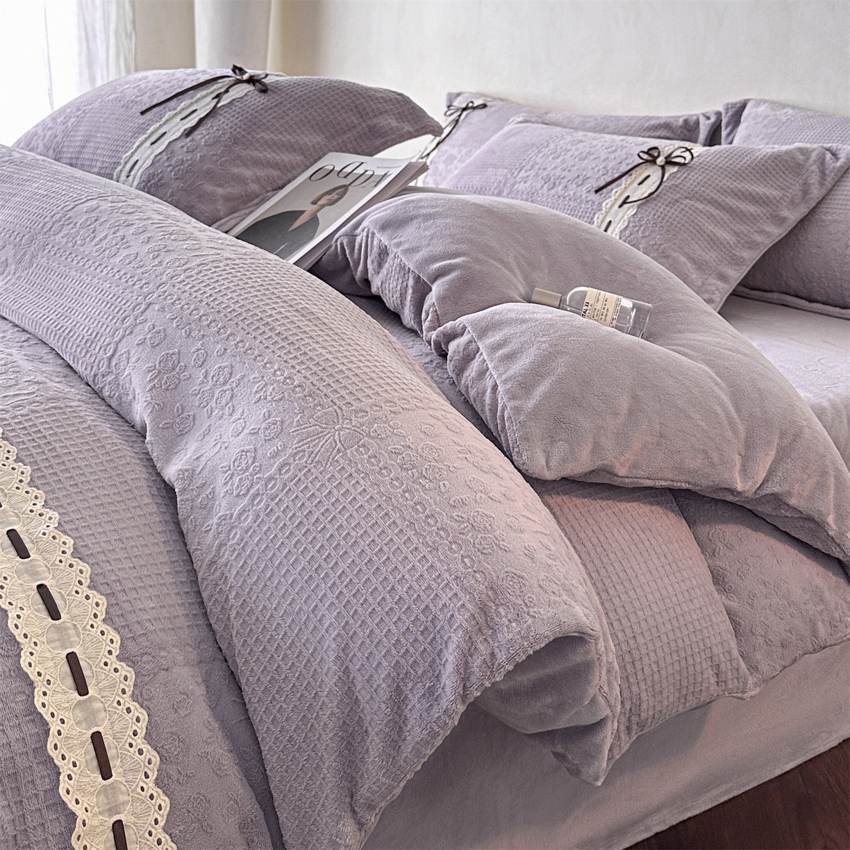 91家纺网 家纺一手货源 找家纺 慕木家纺 2025新款高端雕花公主风蝴蝶结工艺款四件套绿野仙踪系列（直播热款）提供买家秀 绿野仙踪-烟紫