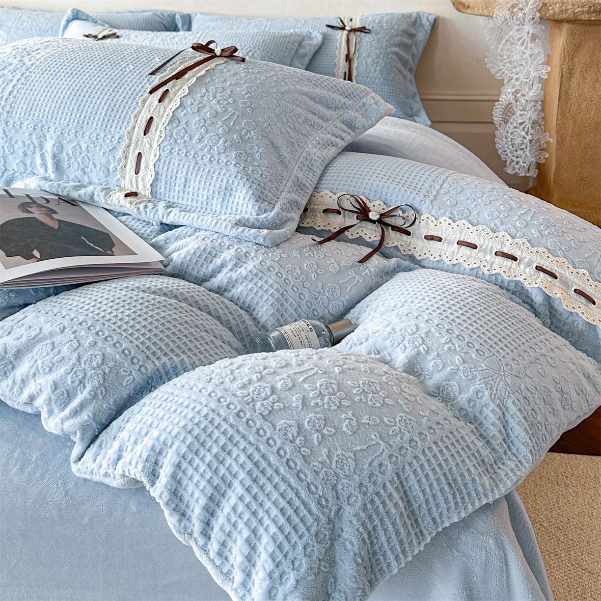 91家纺网 家纺一手货源 找家纺 慕木家纺 2025新款高端雕花公主风蝴蝶结工艺款四件套绿野仙踪系列（直播热款）提供买家秀 绿野仙踪-月光蓝