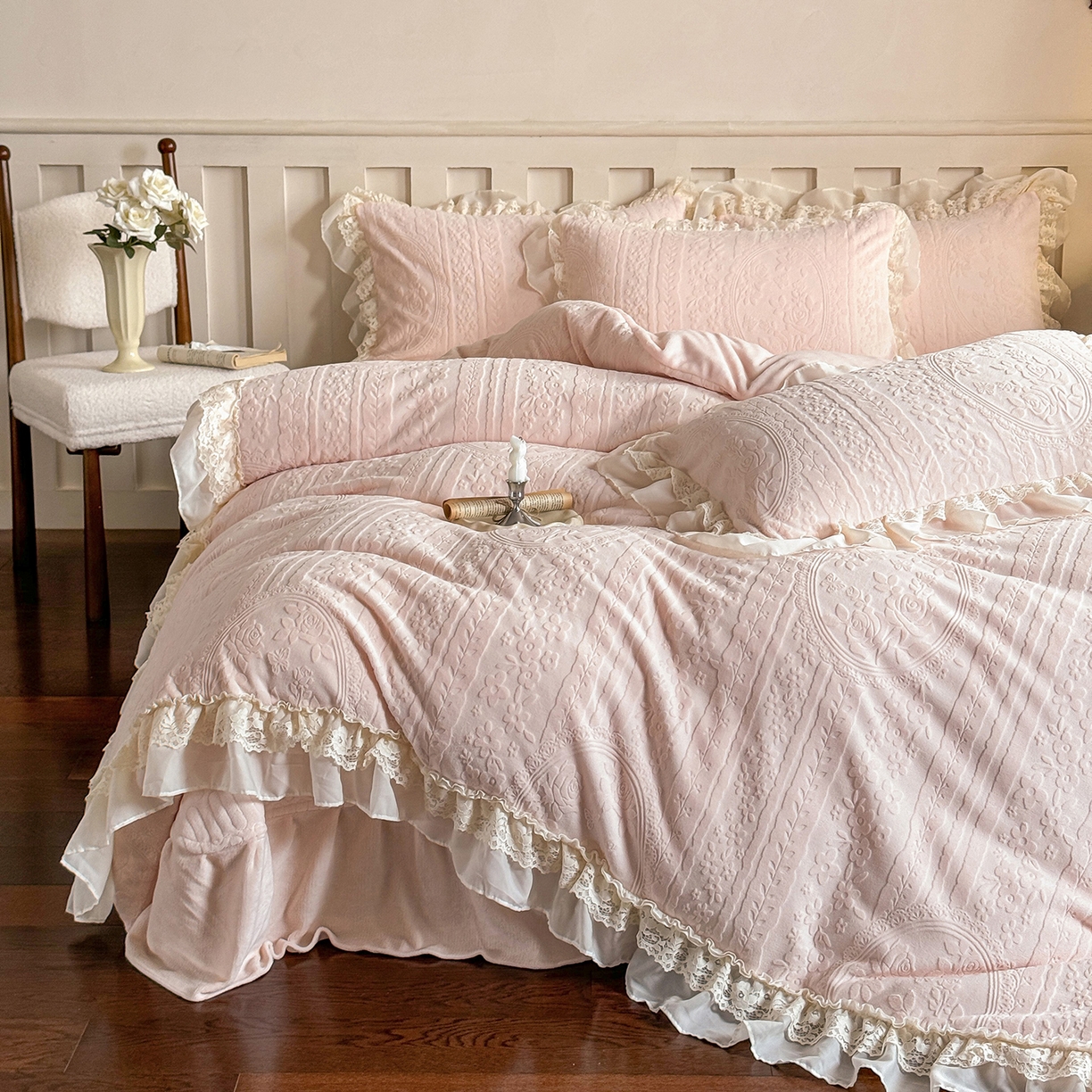 满座家居 2025新款爆款全消光牛奶绒雕花四件套蕾丝花边仙女款床盖四件套-云芙 蝶恋花粉 