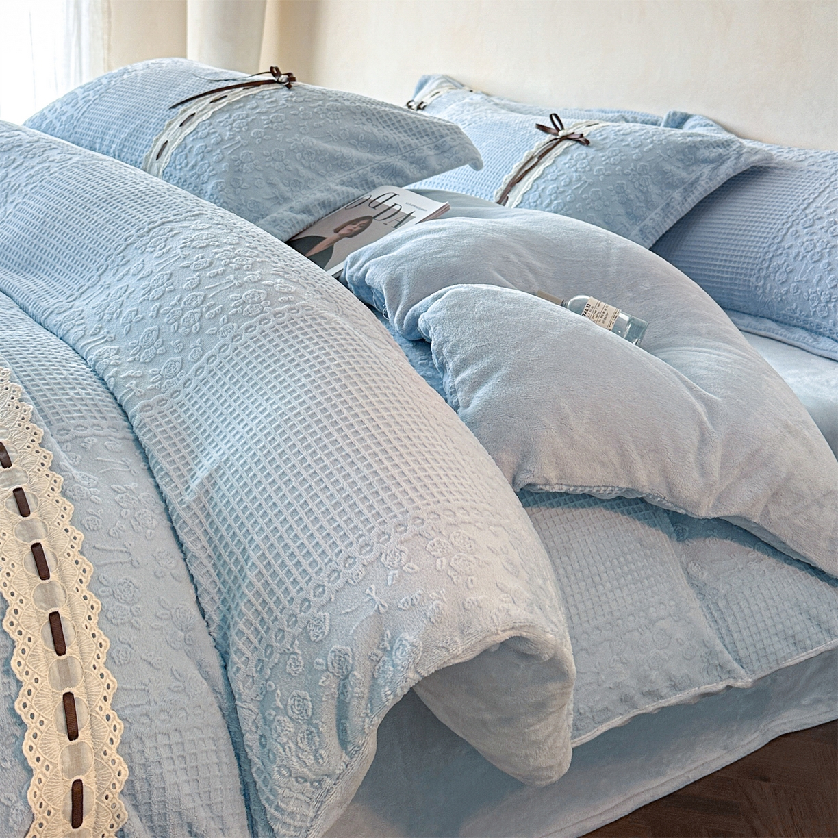 91家纺网 家纺一手货源 找家纺 慕木家纺 2025新款高端雕花公主风蝴蝶结工艺款四件套绿野仙踪系列（直播热款）提供买家秀 绿野仙踪-月光蓝