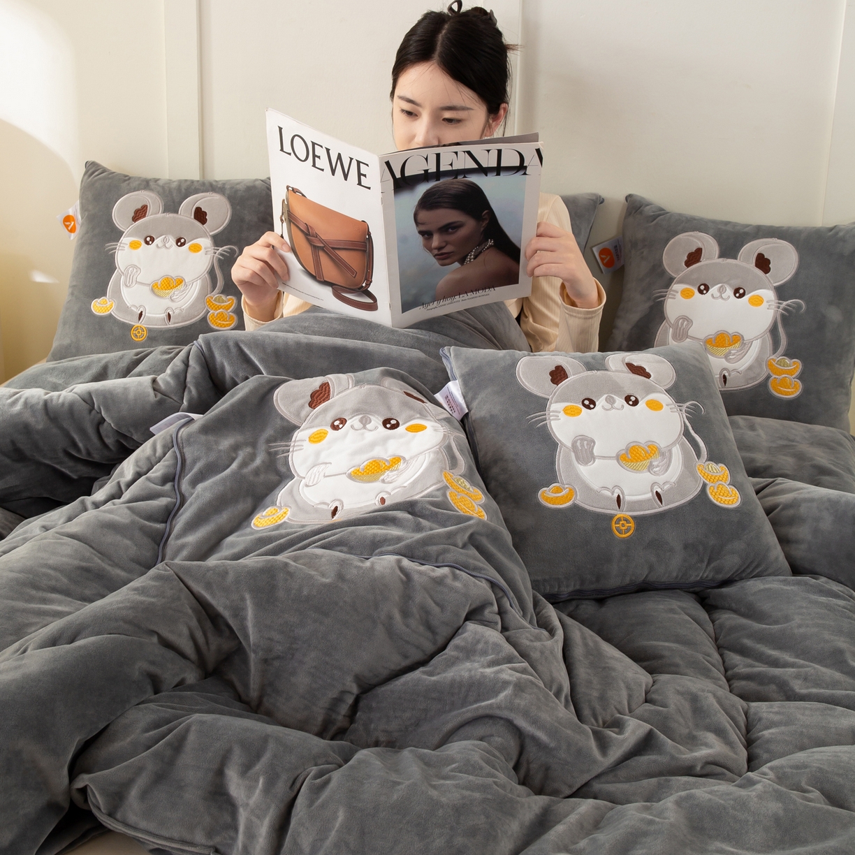 91家纺网 家纺一手货源 找家纺 （总）多今家纺 2025新款加厚婴儿绒贴布刺绣抱枕被子-鼠我有钱系列