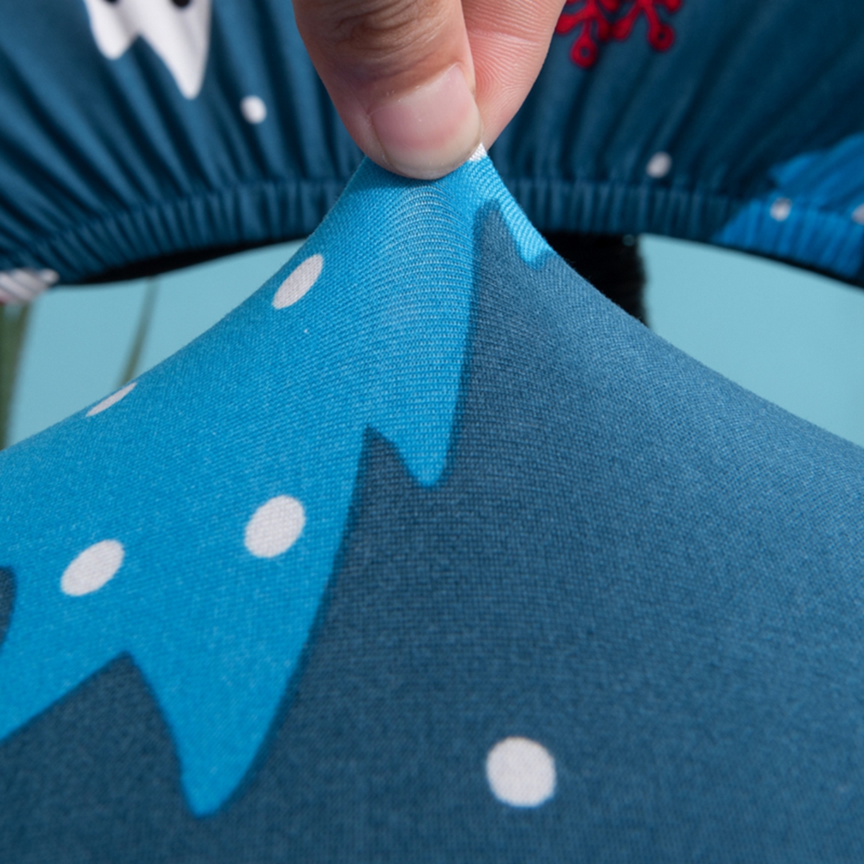 91家纺网 家纺一手货源 找家纺 壹零特色家纺 2025新款印花款实木多人沙发椅套 快乐圣诞-蓝