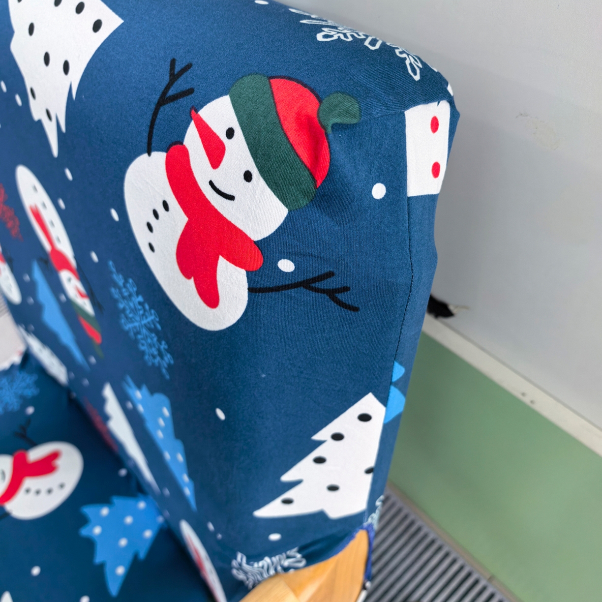 91家纺网 家纺一手货源 找家纺 壹零特色家纺 2025新款印花款实木多人沙发椅套 快乐圣诞-蓝