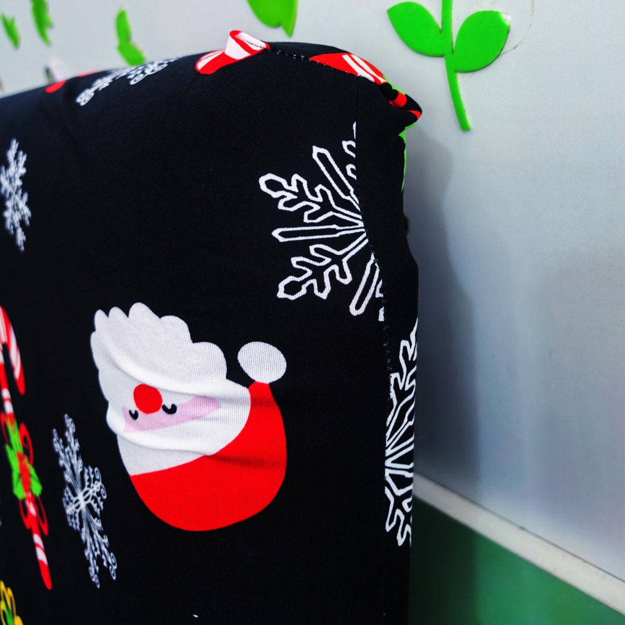 91家纺网 家纺一手货源 找家纺 壹零特色家纺 2025新款印花款实木多人沙发椅套 快乐圣诞-黑