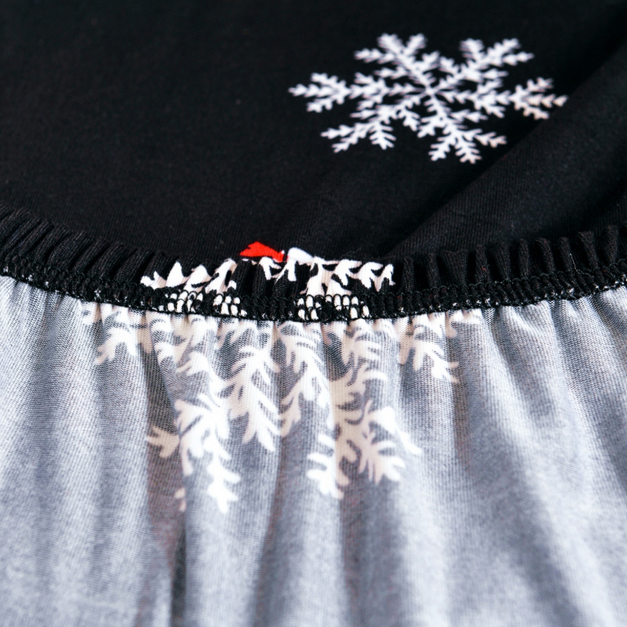 91家纺网 家纺一手货源 找家纺 壹零特色家纺 2025新款印花款实木多人沙发椅套 快乐圣诞-黑