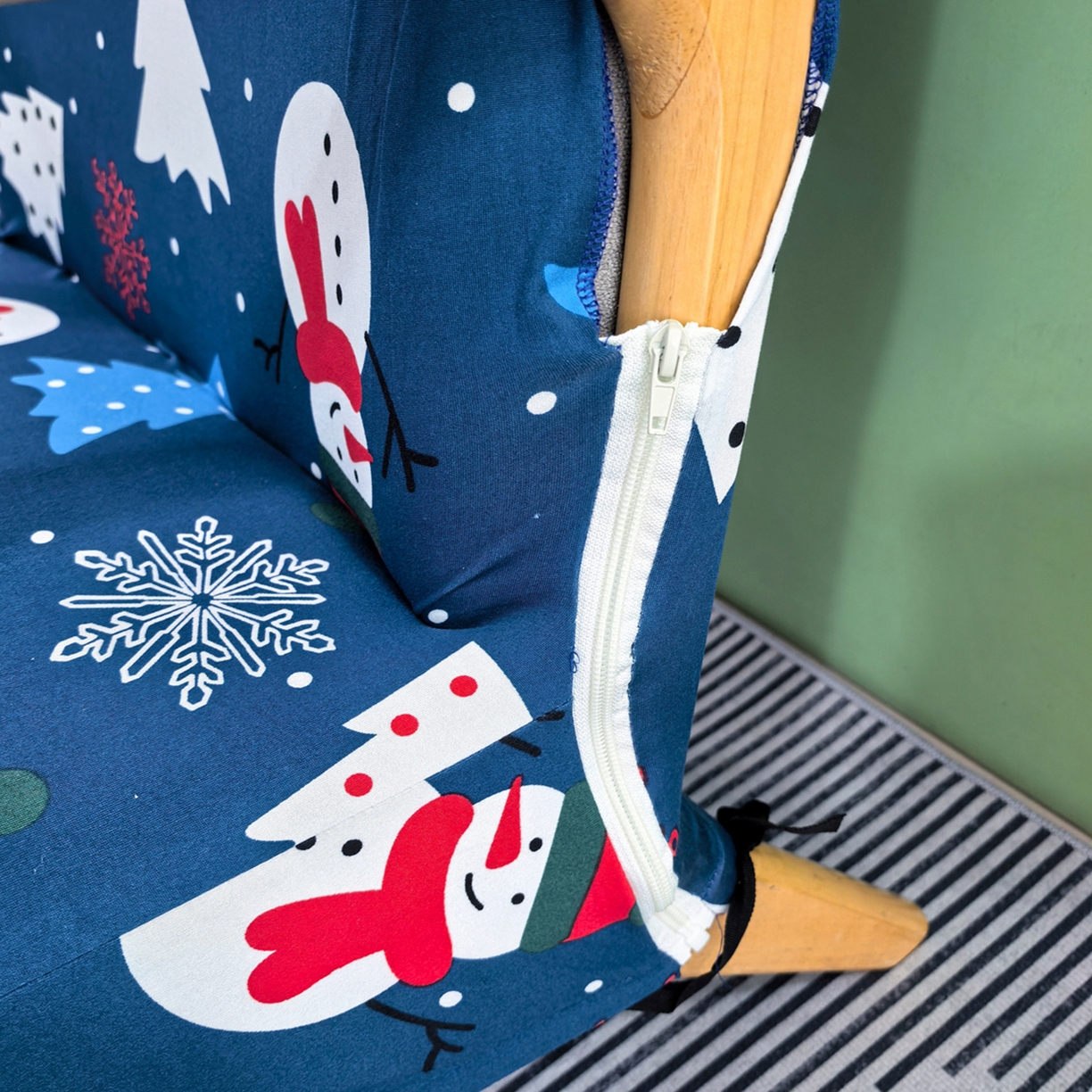 91家纺网 家纺一手货源 找家纺 壹零特色家纺 2025新款印花款实木多人沙发椅套 快乐圣诞-蓝