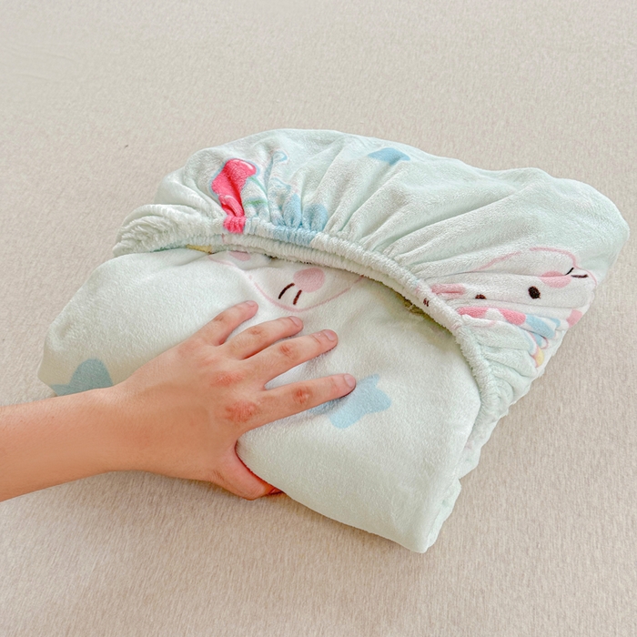 91家纺网 家纺一手货源 找家纺 慕澄家纺 2025新款牛奶绒印花床笠床笠单品 床笠-蛋糕猫咪