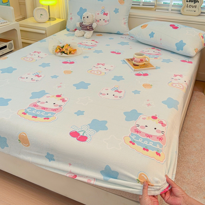 91家纺网 家纺一手货源 找家纺 慕澄家纺 2025新款牛奶绒印花床笠床笠单品 床笠-蛋糕猫咪